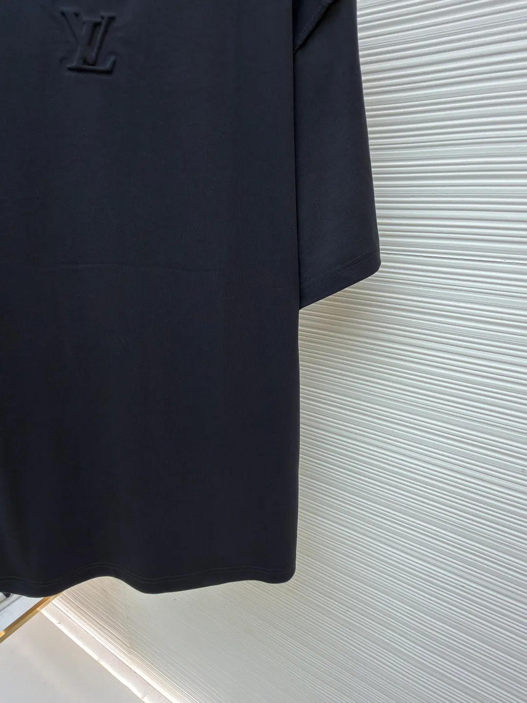 LOUISVUITTON embossed small label T-shirt ●Authentic product: purchased and developed at 5450 ●Item number: 1680100-A00 ●Fabric: pure cotton fabric ●Technology: embossed production ●Version: fitted version ●Weight: about 330 grams ●Size: XS-S-M-L ●Description: Fabric is 40S/2 Double-strand smooth cotton plain weave, dust-free wool processing; matching 40s single-strand combed cotton, 280g cylindrical machine rib. The front panel is stamped and filled. After low-temperature stamping with a steel stamp, the inside is filled with foam cotton. The bottom surface is directly sealed with low-temperature hot melt glue at 80 degrees Celsius. The integrated machine operation makes the relief pattern three-dimensional and full and stylish. High-quality products require natural and beautiful products. The overall wiring is straight and delicate, the fabric is comfortable and soft, and the color is consistent without color difference. It can be matched with the same style to create a fashionable look and control various occasions. Customized accessories, complete with three standards, same style for men and women!